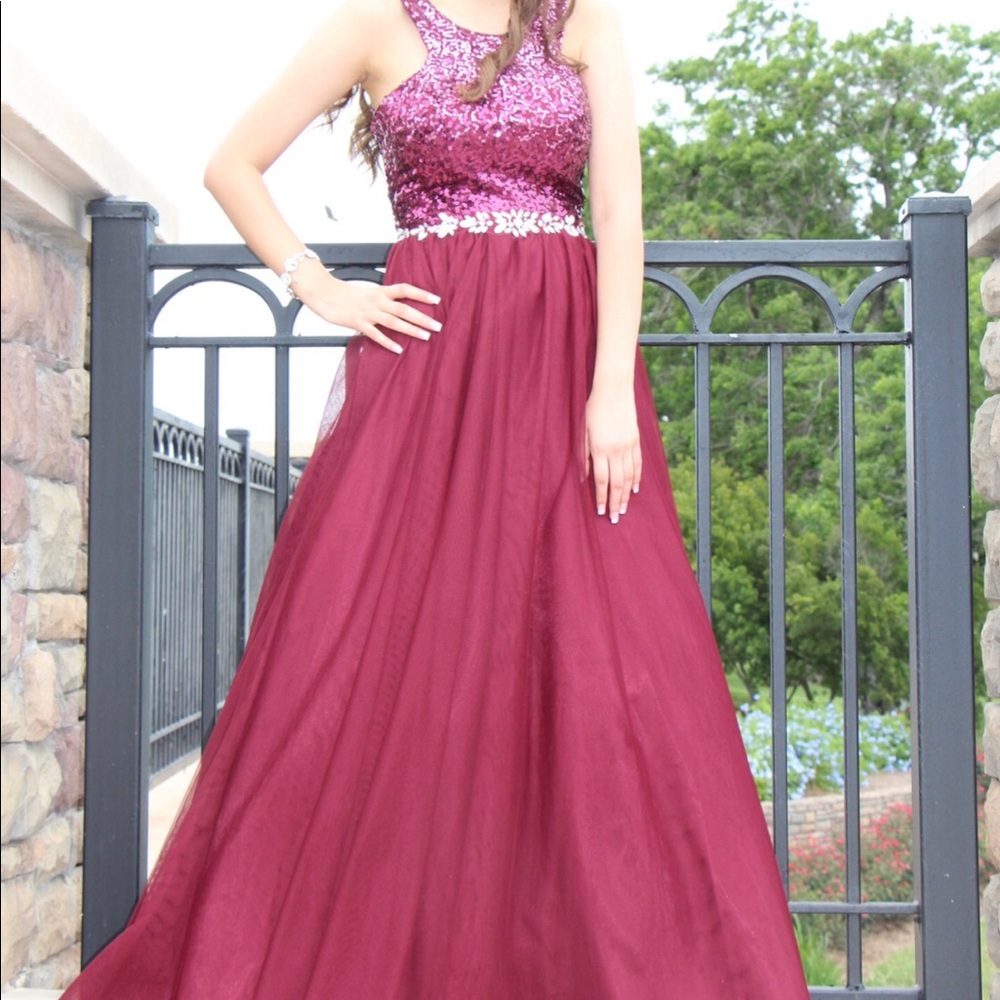 selling my dress because I don’t wear it anymore